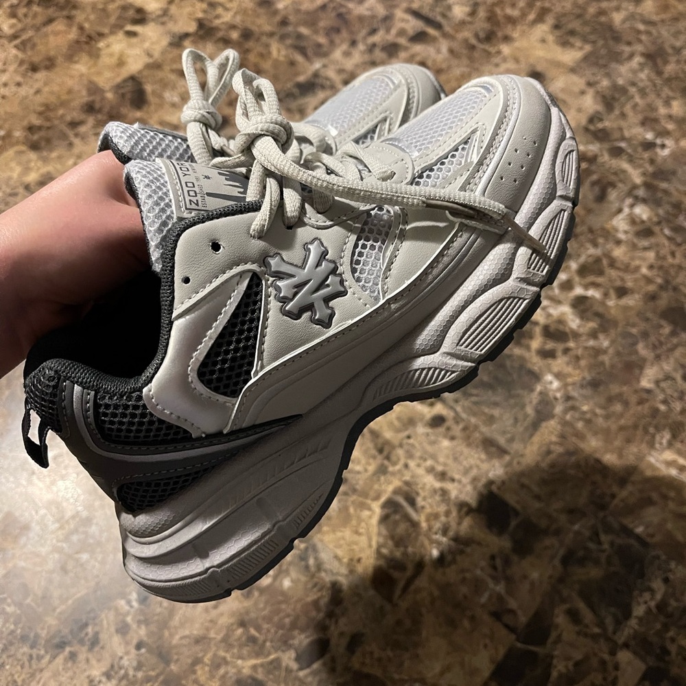 Zoo York White and Black Women's Sneakers – Chunky Athletic Style